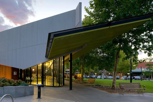 BibliothĂšque de Bendigo qui includes bĂątiment public, architecture moderne et coucher de soleil