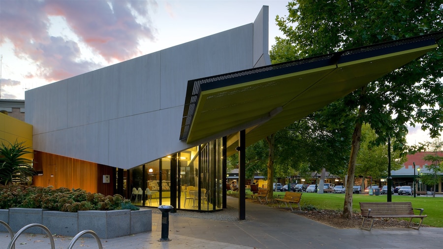 BibliothĂšque de Bendigo qui includes bĂątiment public, architecture moderne et coucher de soleil
