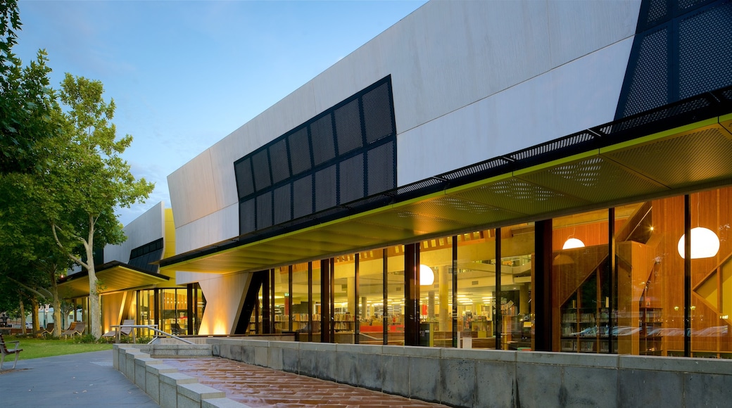 Bendigo Library presenterar en administrativ byggnad, modern arkitektur och en solnedgång