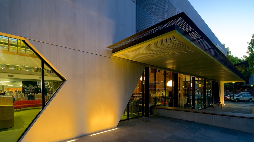 Bendigo Library presenterar modern arkitektur, en administrativ byggnad och en solnedgång