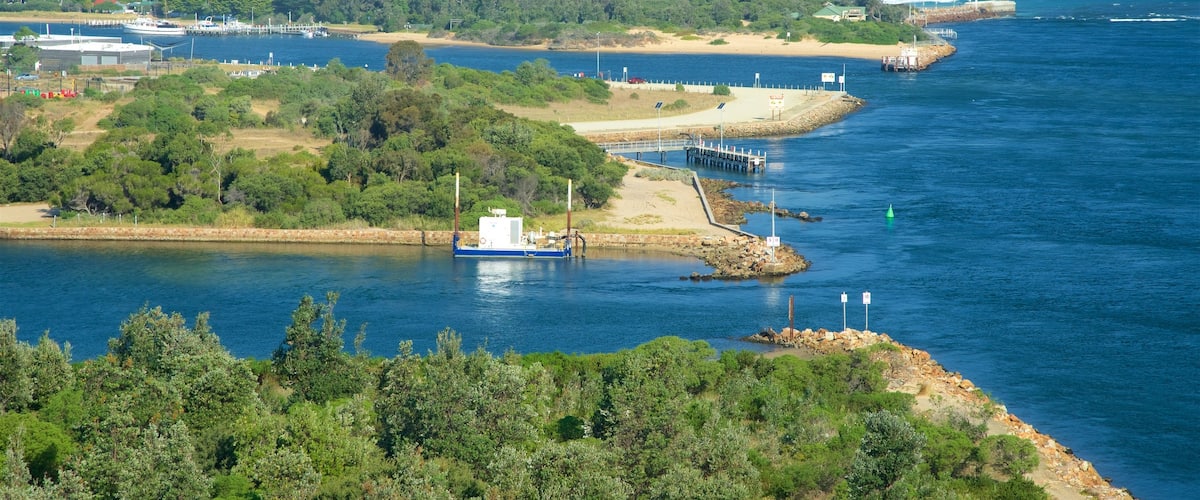 Lakes Entrance Lookout which includes a bay or harbour