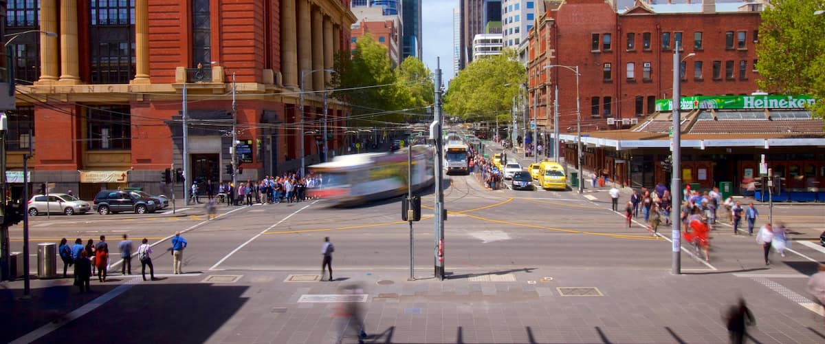 Melbourne featuring street scenes, central business district and heritage architecture