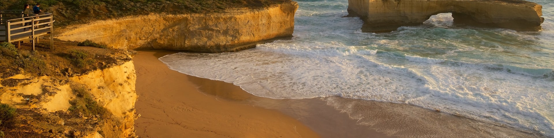 London Bridge showing island views, rugged coastline and surf