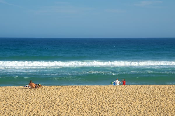 Gippsland mit einem Bucht oder Hafen, Brandung und Strand