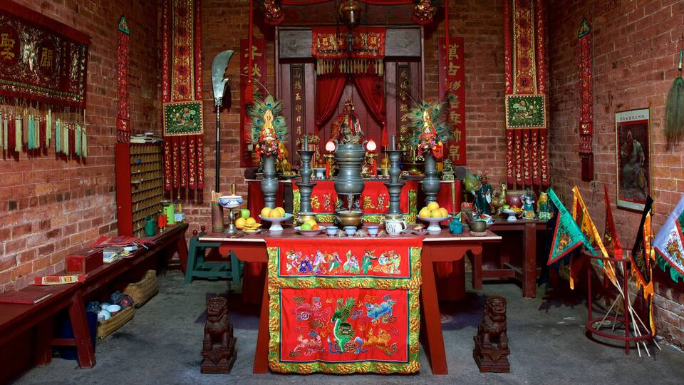 Bendigo which includes a temple or place of worship and interior views