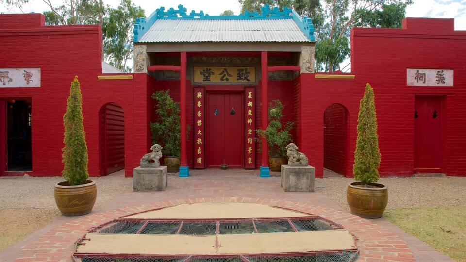 Bendigo which includes a temple or place of worship