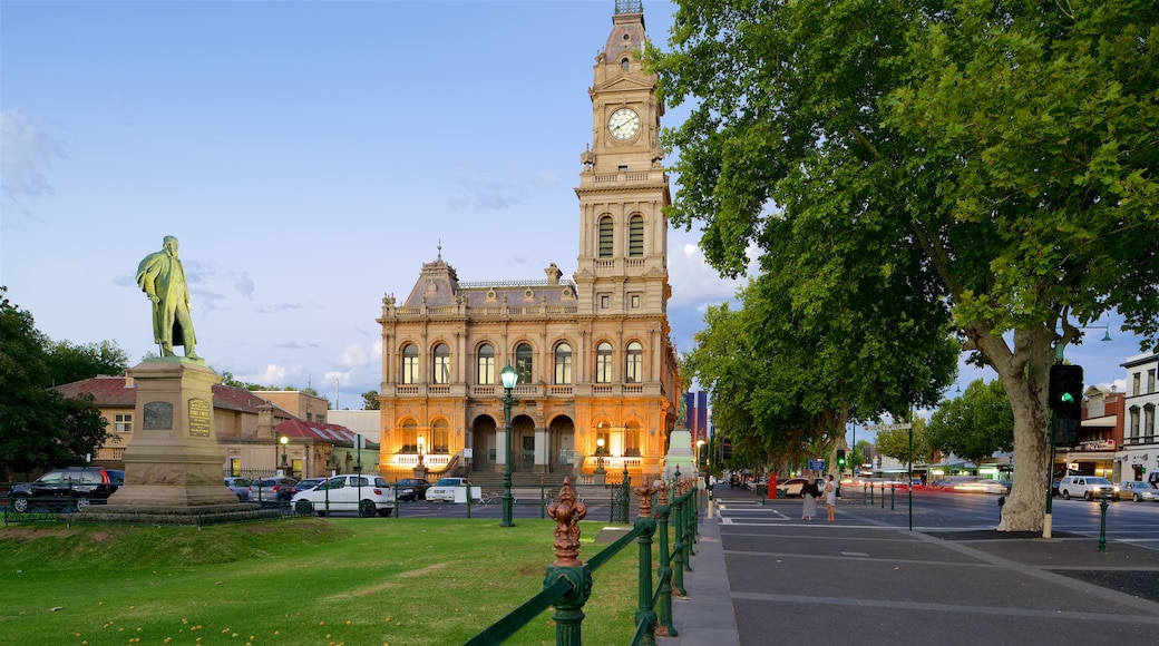 Bendigo presenterar historisk arkitektur, gatuliv och en staty eller skulptur