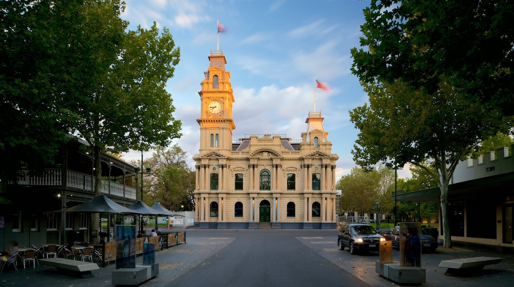 Bendigo inclusief historische architectuur, straten en een overheidsgebouw