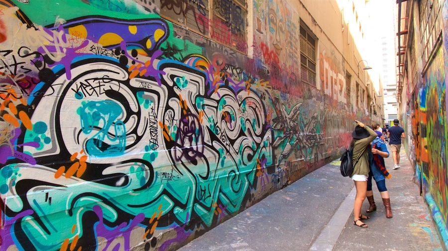 Melbourne che include arte urbana cosi come un piccolo gruppo di persone