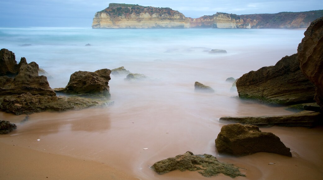 Warrnambool que incluye una playa, costa escarpada y una bahía o puerto