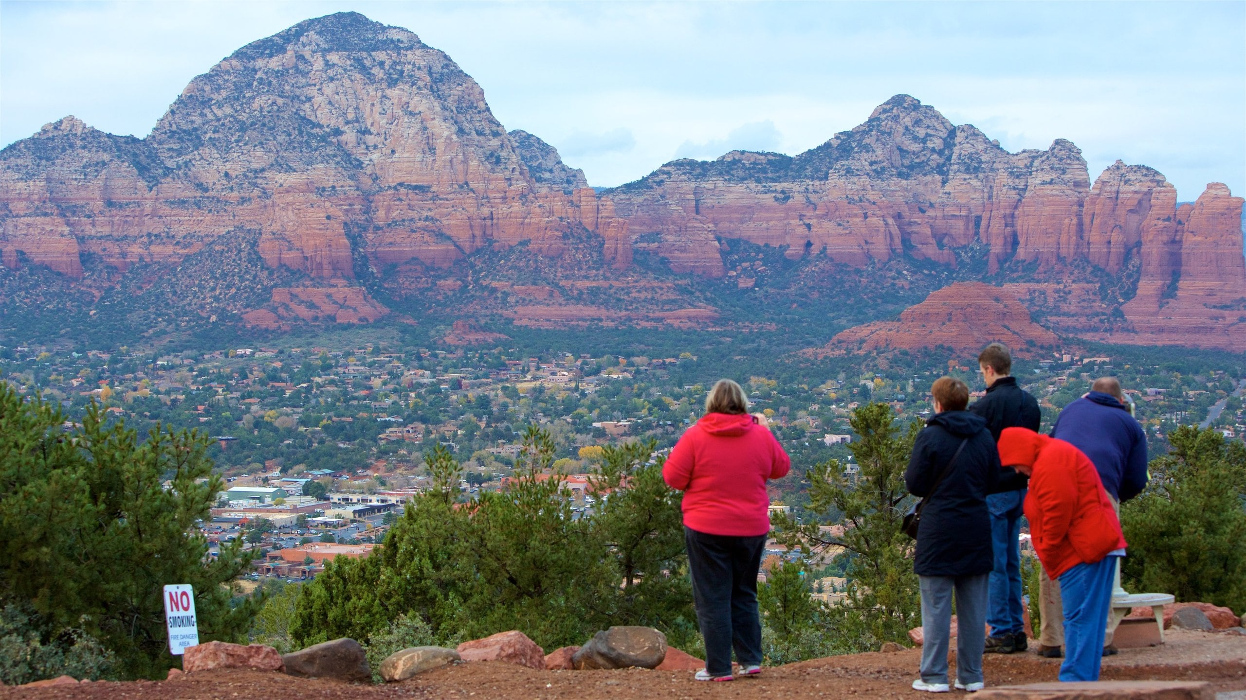 Sedona mostrando vistas, un barranco o cañón y vistas al desierto