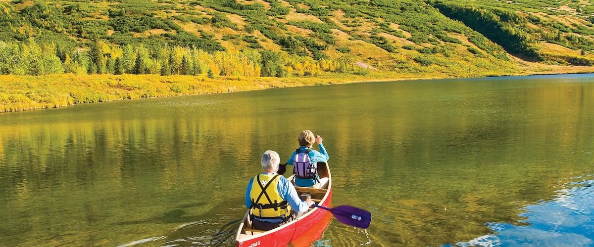 Péninsule de Kenai qui includes kayak ou canoë et lac ou étang aussi bien que couple