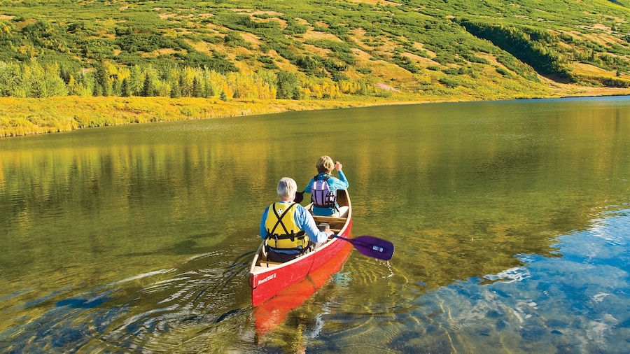 Península Kenai que incluye kayaks o canoas y un lago o espejo de agua y también una pareja