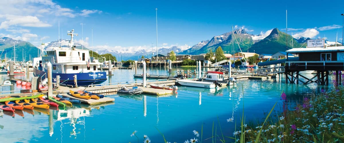 Valdez welches beinhaltet Marina, Berge und Kajak- oder Kanufahren