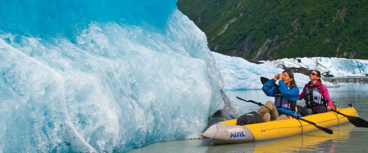 Valdez montrant kayak ou canoë et montagnes aussi bien que petit groupe de personnes