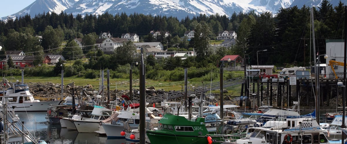 Haines inclusief een baai of haven, een kuststadje en bergen
