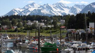 Haines welches beinhaltet Berge, Marina und Küstenort