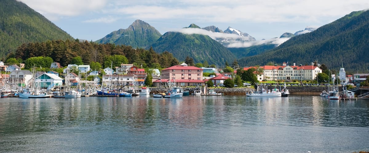 Sitka qui includes baie ou port, montagnes et ville côtière