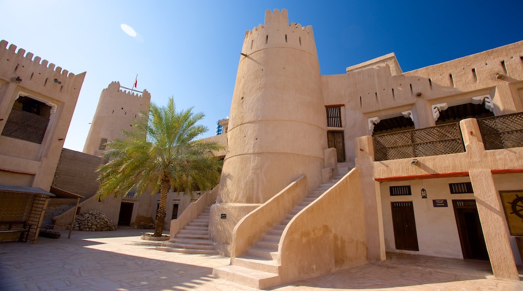 Ajman mit einem historische Architektur und Wüstenblick