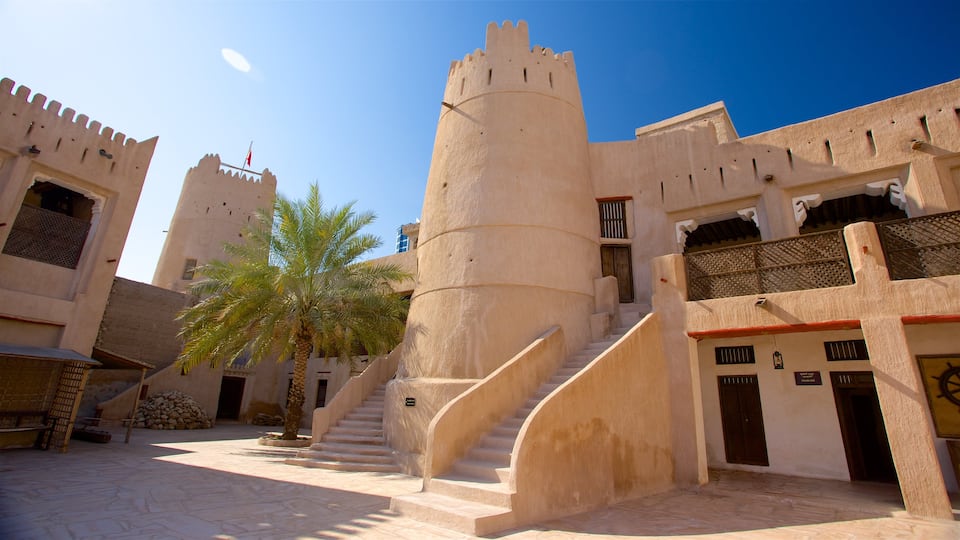 Ajman ofreciendo patrimonio de arquitectura y vistas al desierto