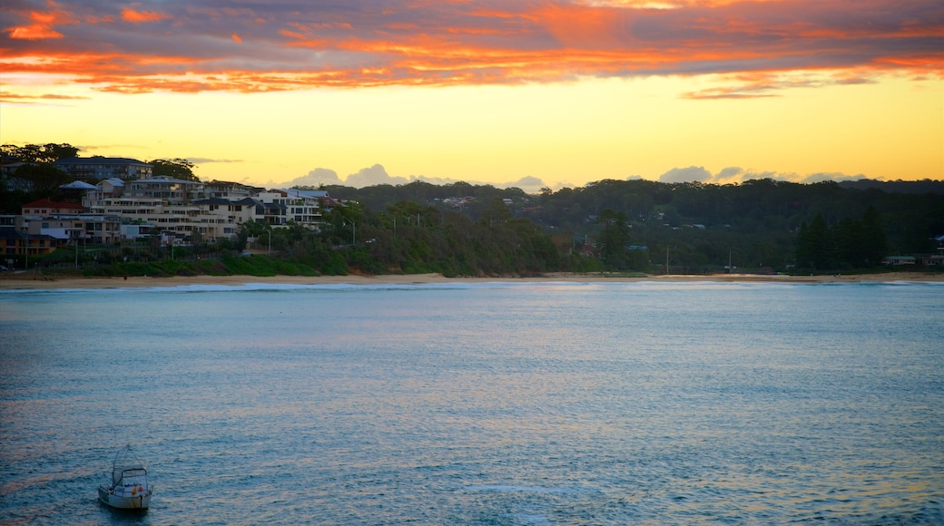 Terrigal som omfatter en kystby, en bugt eller havn og en solnedgang