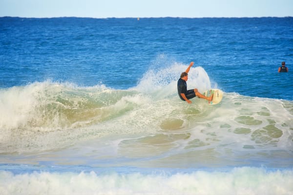 Avoca Beach welches beinhaltet Wellen, Surfen und Bucht oder Hafen