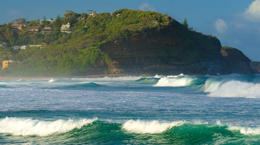 Avoca Beach inclusief golven, rotsachtige kustlijn en een baai of haven