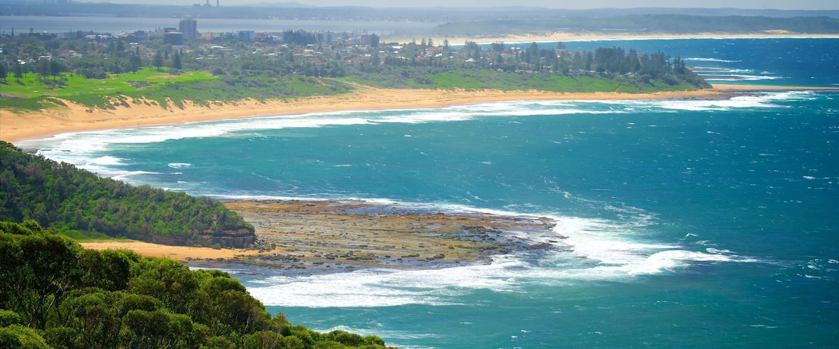 Parque nacional Wyrrabalong que incluye una ciudad costera, surf y una playa
