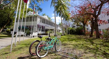 Harry S. Truman Little White House das einen Fahrradfahren und Haus