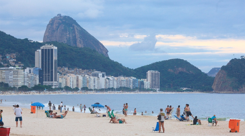 Copacabana som visar berg, en sandstrand och en kuststad