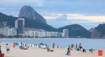 Copacabana toont een kuststadje, bergen en een zandstrand