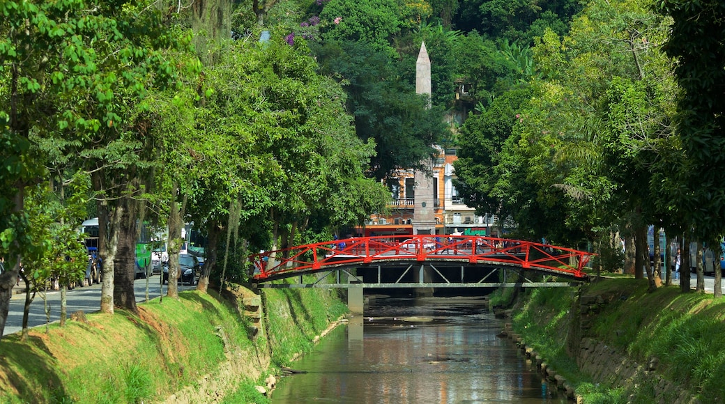 Petrópolis mostrando un río o arroyo y un puente