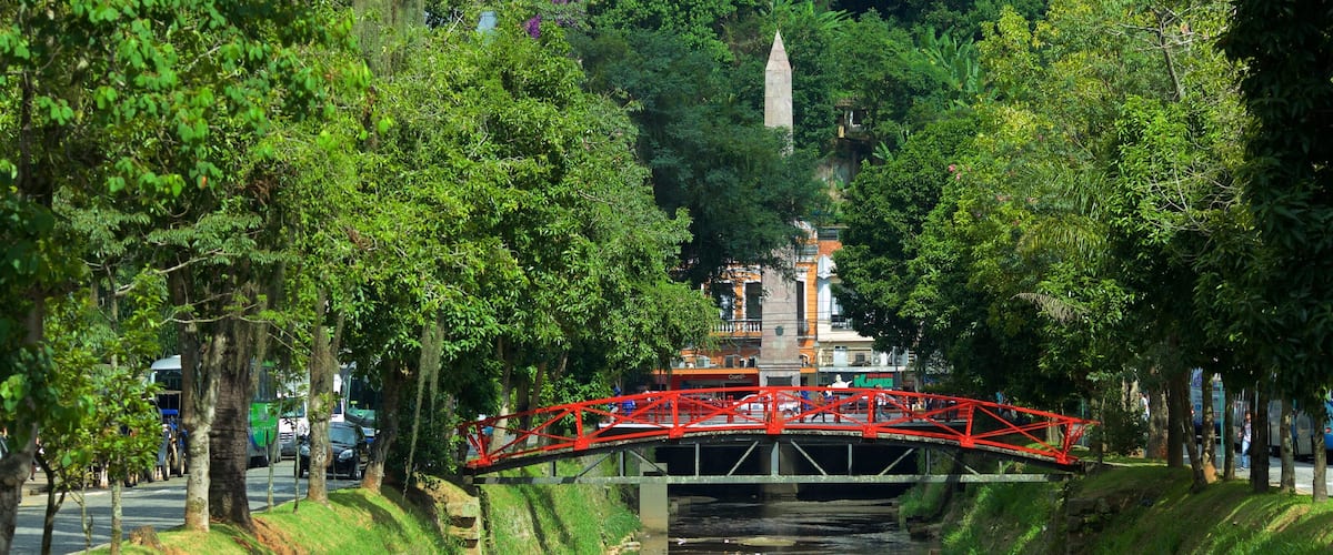 Petrópolis caracterizando um rio ou córrego e uma ponte