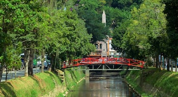 Petrópolis caracterizando um rio ou córrego e uma ponte