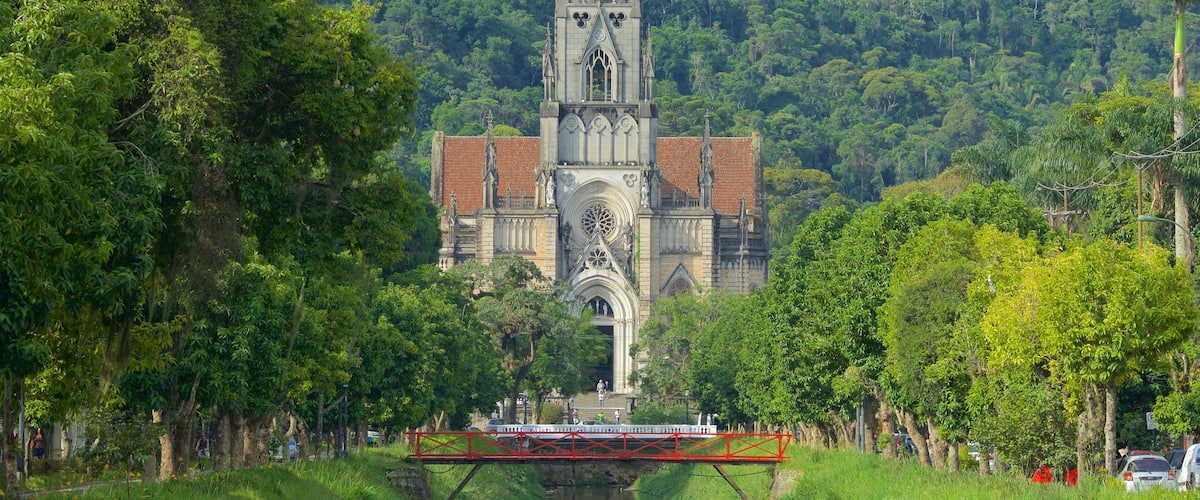 Kathedraal van St. Peter van Alcantara bevat historische architectuur, een brug en een rivier of beek