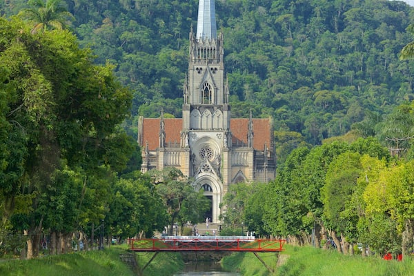 Catedral de São Pedro Alcântara mit einem historische Architektur, Brücke und Garten