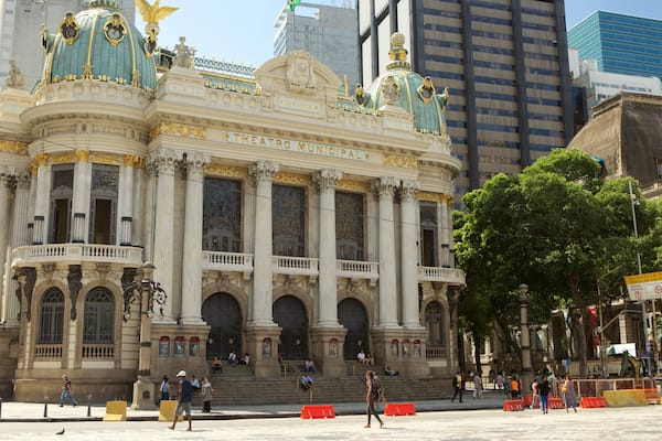 Teatro Municipal das einen Theater, Geschichtliches und Straßenszenen