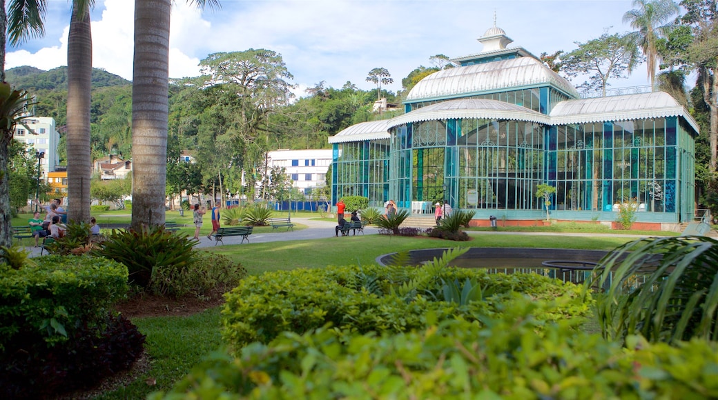 Palacio de Cristal mostrando jardín