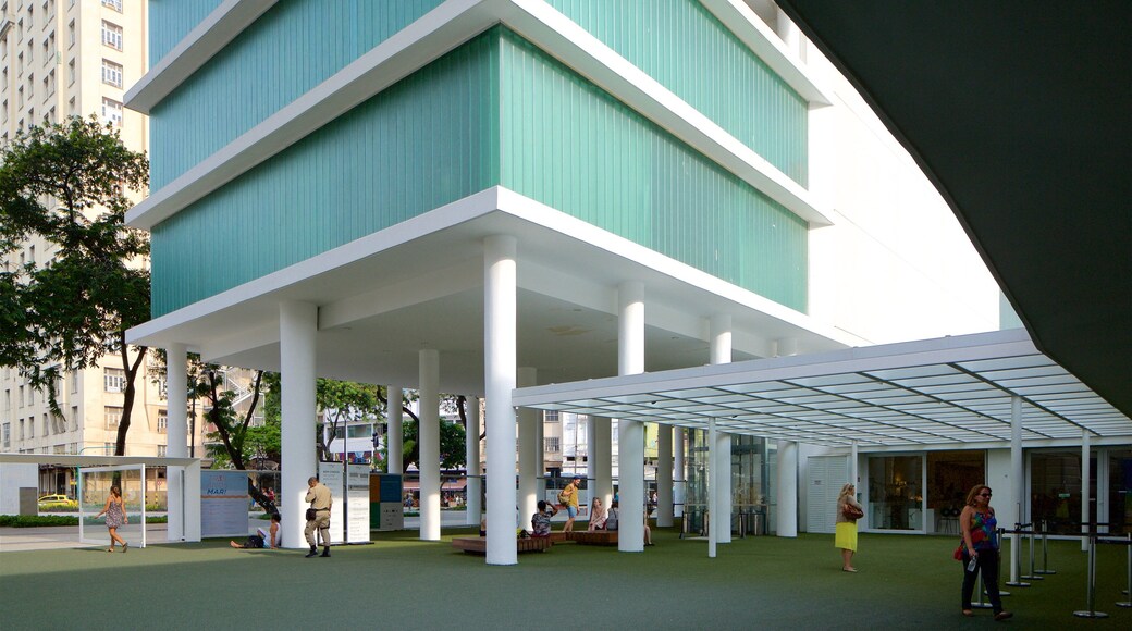 Rio de Janeiro toont straten en moderne architectuur