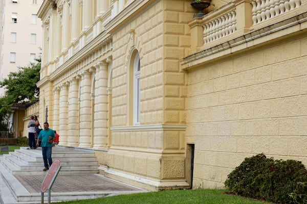 Palácio Amarelo montrant scènes de rue