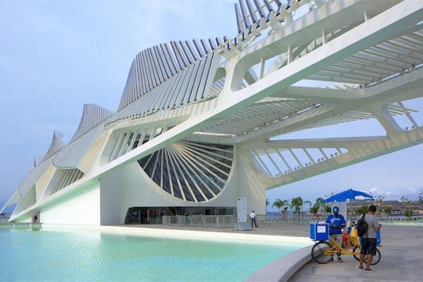 Rio de Janeiro das einen moderne Architektur und Teich