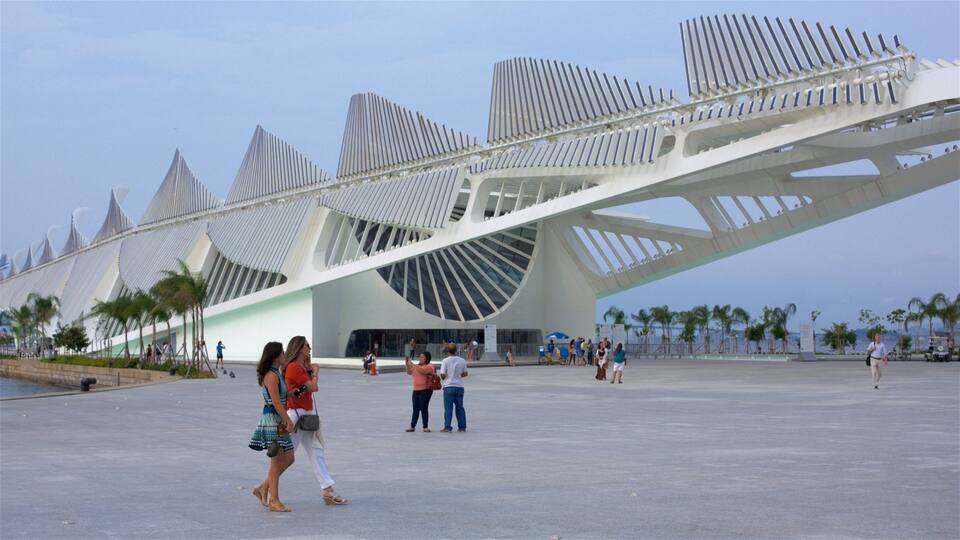 Rio de Janeiro caracterizando uma praça ou plaza e arquitetura moderna assim como um grande grupo de pessoas