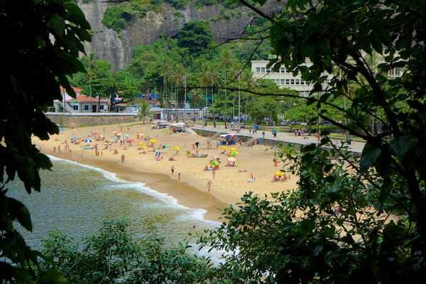 Rio de Janeiro mit einem Sandstrand und allgemeine Küstenansicht