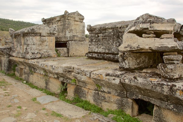 Nécropole de Hiérapolis montrant bùtiments en ruines