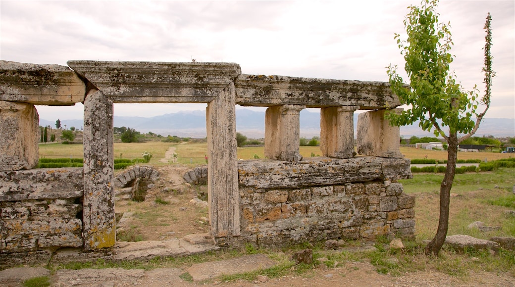 Necrópole de Hierapolis caracterizando ruínas de edifício e cenas tranquilas