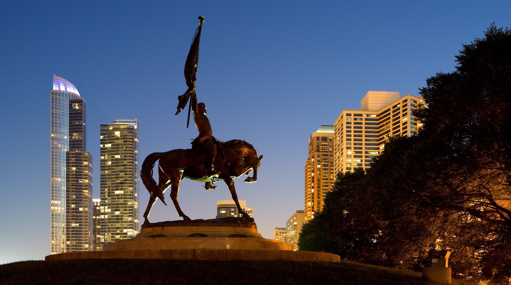 Grant Park which includes a statue or sculpture