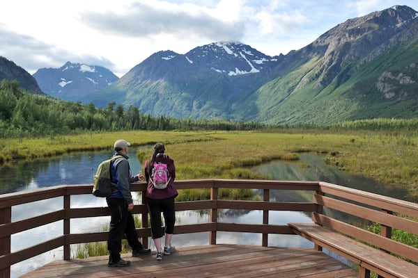 Eagle River Nature Center qui includes montagnes, forêts et vues
