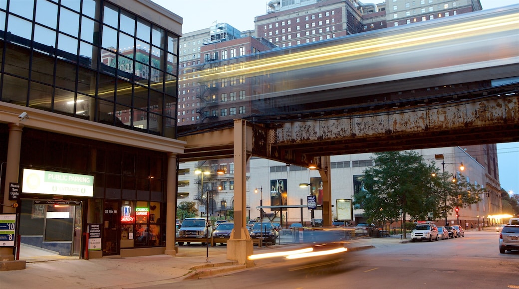 South Loop ofreciendo imágenes de calles y escenas de noche