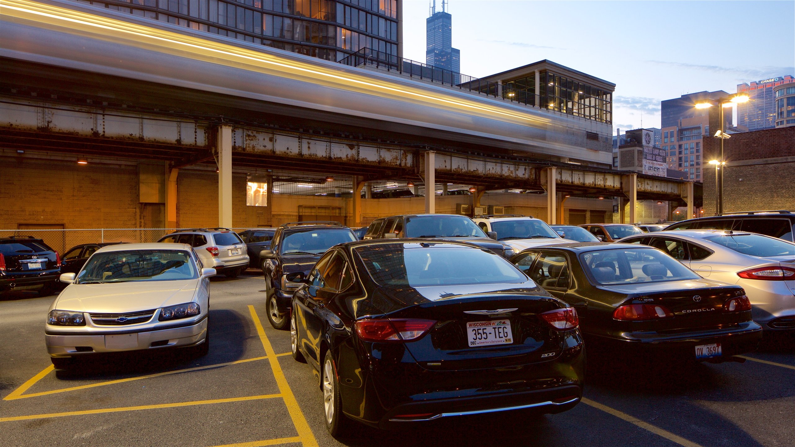 South Loop showing street scenes