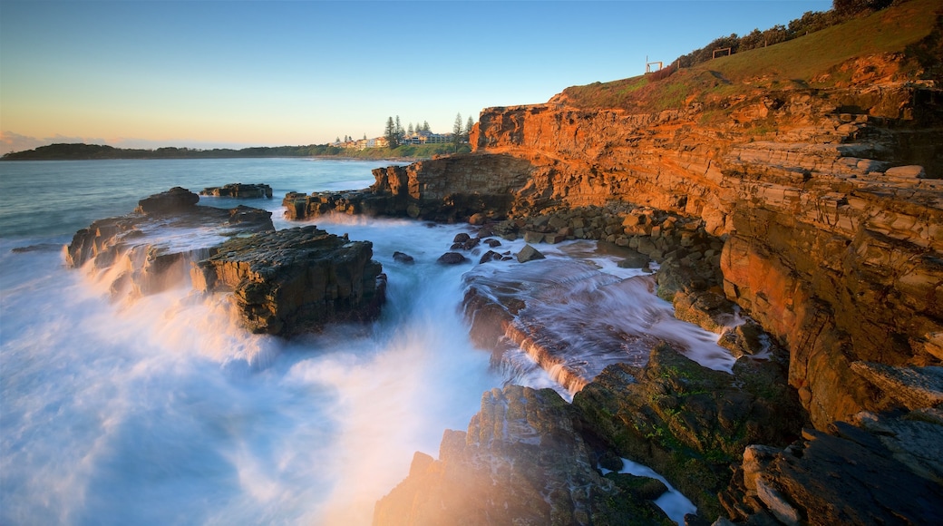 Yamba mettant en vedette une rivière ou un ruisseau